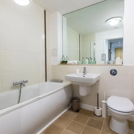 Luxury 2-Bed In Central Mk By Valore Property Services Milton Keynes Exterior photo