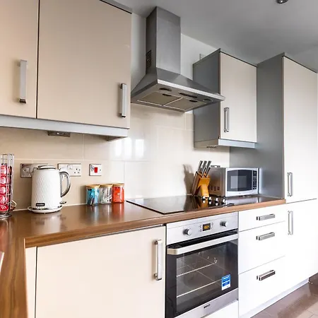 Luxury 2-Bed In Central Mk By Valore Property Services Milton Keynes Exterior photo